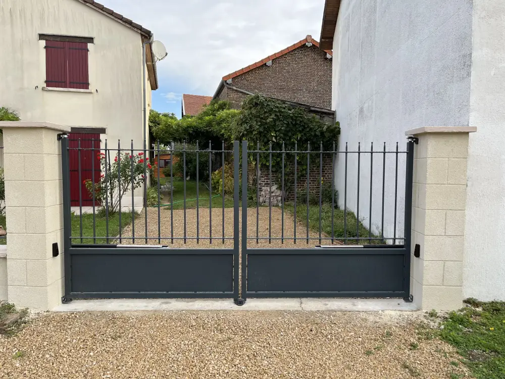 Fabrication et pose d’un portail battant sur mesure