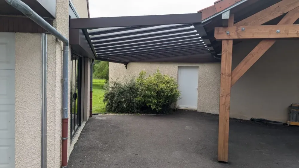 Couverture de jonction entre un garage en annexe et une entrée d'habitationwebp
